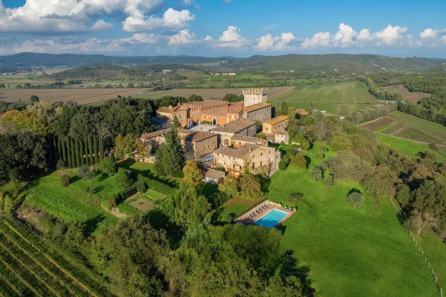 Tenuta con borgo medievale a Rapolano Terme, Siena, Toscana